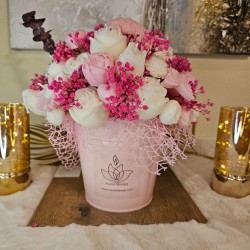 Ramo de Velas Florales en Cubo Metálico Rosa